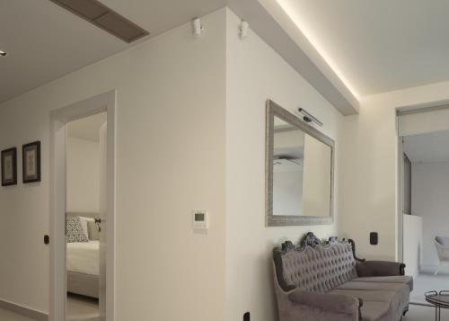 Leste Urban Living, a Stylish Suite for 2, centraly located, with private parking!