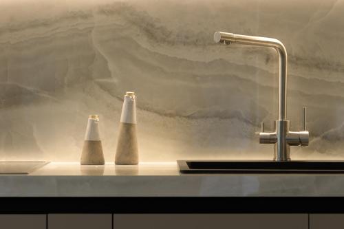 Leste Urban Living, a Stylish Suite for 2, centraly located, with private parking!