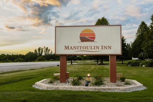 a sign for a marriott inn on the side of a road at Manitoulin Inn in Mindemoya