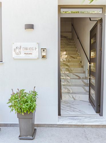 Ioanna House - Seaside Living, Walk to Beach
