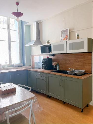 Cozy apartment, gym, heart of Cité