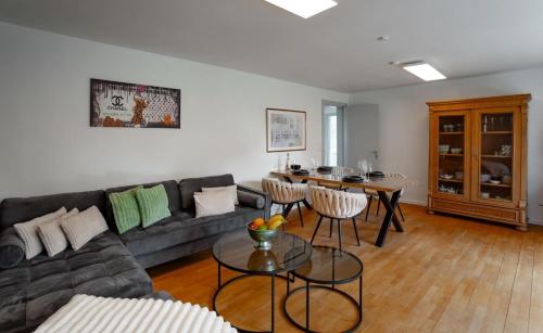 a living room with a couch and a table at App Ankerplatz in Morsum