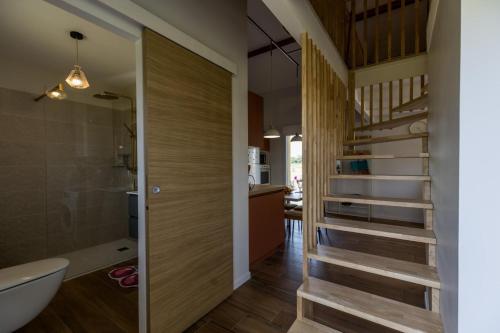 a bathroom with a staircase and a tub and a sink at Fauceana in Orist