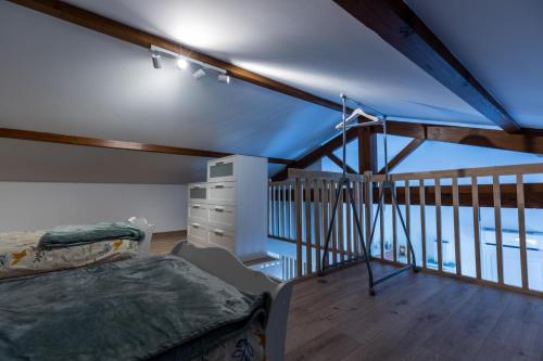 a bedroom with a bed and a balcony with the ocean at Fauceana in Orist