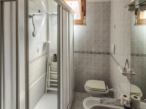 a small bathroom with a toilet and a shower at DeLiA in Avellino