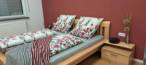 a bed with pillows on it in a bedroom at Ferienwohnung Am Stadttor in Tann
