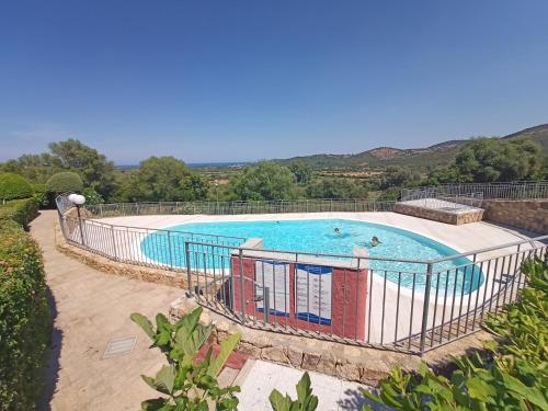 a large swimming pool with people in it at Sun and Sea LT - Piscina Condominiale - PMS CaseVacanze in Budoni