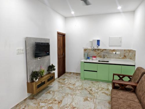 eine Küche mit einem grünen Schrank und einer Arbeitsplatte in der Unterkunft Ocean Mist in Kozhikode