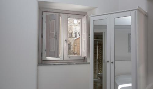 uma casa de banho com um espelho e um lavatório num quarto em Residence Ventimiglia em Gangi