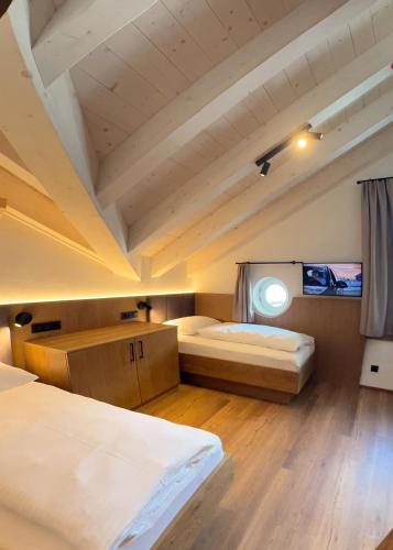 a bedroom with two beds and a ceiling at Marktplatz Apartments Lofer in Lofer