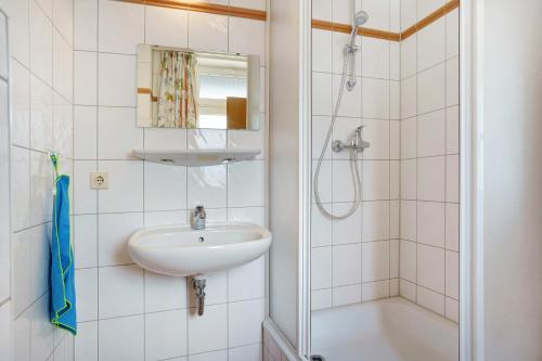 a bathroom with a sink and a shower at Haus 17 in Röbel