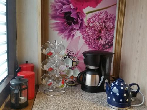 a kitchen counter with a coffee maker and flowers at Haus Nähe Flughafen und Messe in Düsseldorf