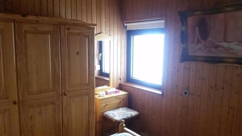 a bathroom with a window and a wooden wall at Haus Nähe Flughafen und Messe in Düsseldorf