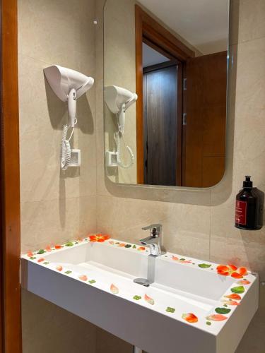 a bathroom with a sink and a mirror at Hôtel Passage in Tunis