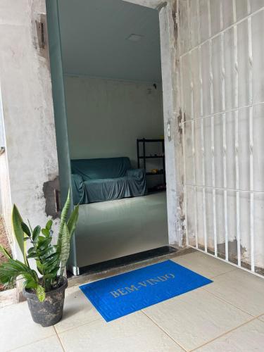 a small bedroom with a blue mat on the floor at Hostel Coimbra Araçagi in Macajatuba