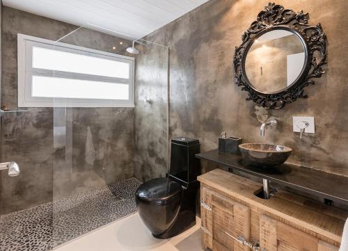 a bathroom with a sink and a mirror at Casa en el Roc de Sant Gaieta in Roda de Bará
