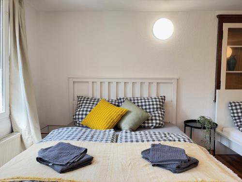 a bedroom with a bed with two towels on it at Gemütliches Studio direkt am Marktplatz Boppard in Boppard
