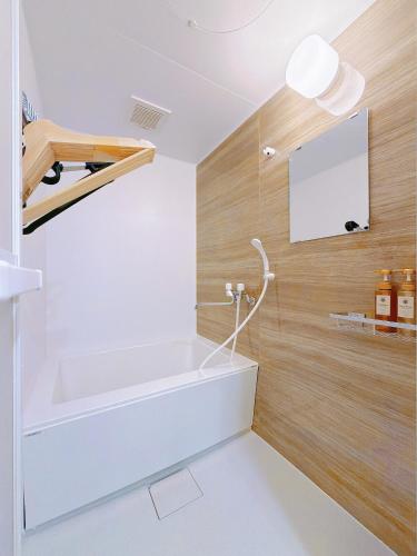 Serene Joy Court , 5 minute walk to the station , 1 stop to Tsutenkaku Tower and Namba , Near the JR Kyoto Line , Close to a 24 hour supermarket , Hot springs
