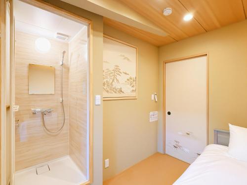 Serene Joy Court , 5 minute walk to the station , 1 stop to Tsutenkaku Tower and Namba , Near the JR Kyoto Line , Close to a 24 hour supermarket , Hot springs