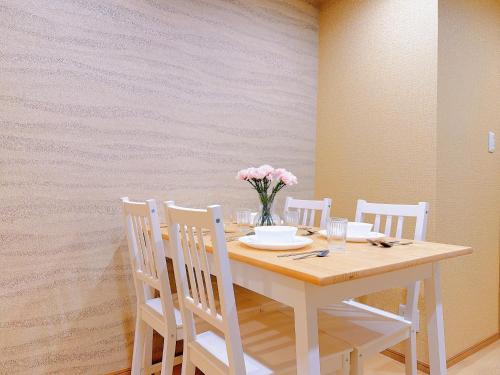 Serene Joy Court , 5 minute walk to the station , 1 stop to Tsutenkaku Tower and Namba , Near the JR Kyoto Line , Close to a 24 hour supermarket , Hot springs