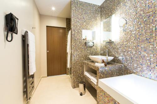 a bathroom with a sink and a mirror at Hôtel Spa Marotte in Amiens