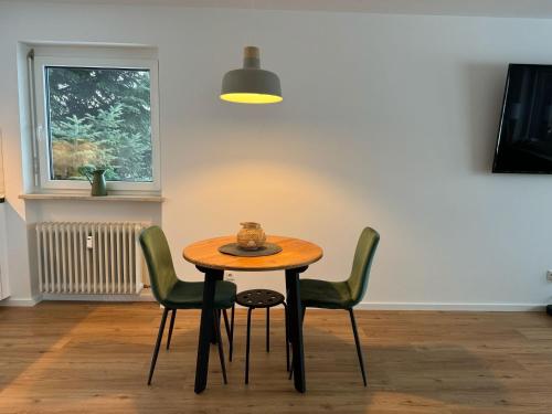 Ein Tisch und Stühle in einem Zimmer mit einer Lampe in der Unterkunft Panoramapause in Wertach