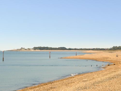 a view of the beach and the water at Thalassa in Pagham