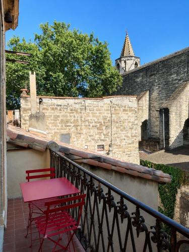 Appartement rénové avec balcon au cœur d Avignon