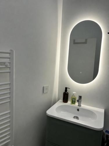 Appartement rénové avec balcon au cœur d Avignon