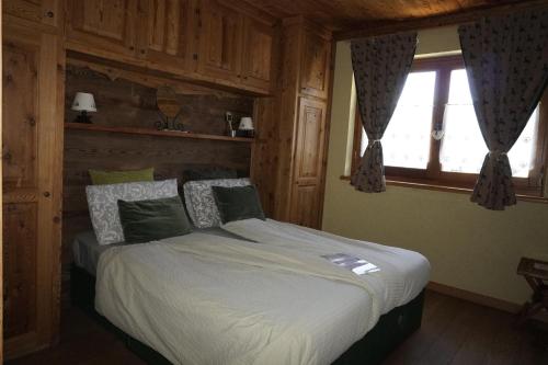 a bedroom with a bed in a room with a window at B&B Petit in Sauze dʼOulx