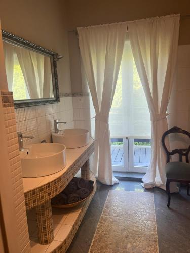 a bathroom with two sinks and a large window at Apartament Morgan in Mieroszyno