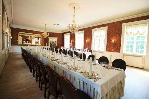 A restaurant or other place to eat at Sophiendal Manor