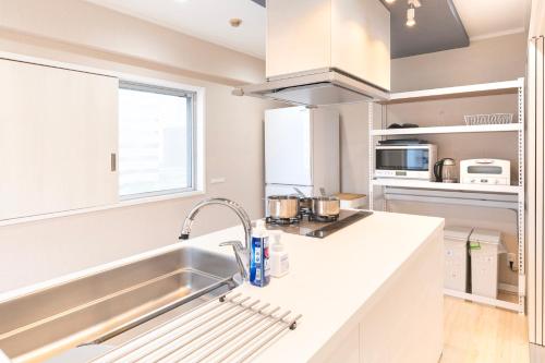 a kitchen with a sink and a counter top at ベルビー川崎 in Kawasaki