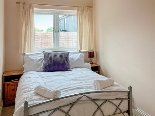 a bed in a room with a window at Mistletoe No3 -Uk49252 in Althorne