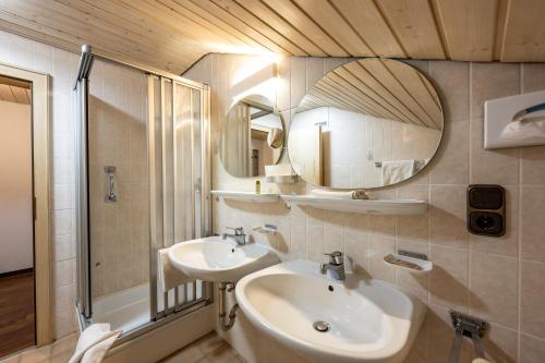 a bathroom with a sink and a mirror at Haus Widdersteinblick in Riezlern