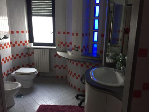 een badkamer met een wastafel en een toilet bij Casa Tiziana in Napels