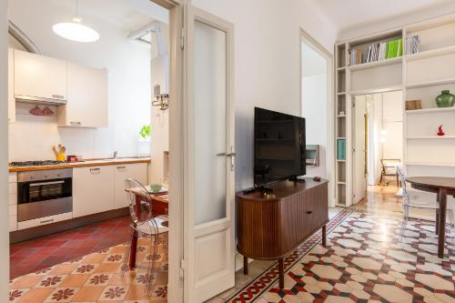 Stylish flat on the Navigli for 6