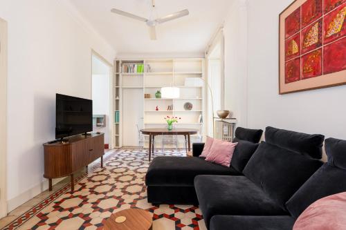 Stylish flat on the Navigli for 6