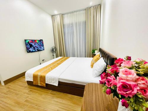 a hotel room with a bed with flowers on it at LanAnh homestay in Chung Cap