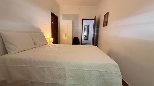 a bedroom with a large white bed in a room at Habita Avenida 9 Abril in Estremoz