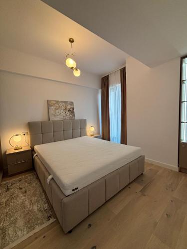 a bedroom with a large bed in a room at Oasis-First Estates Pipera in Voluntari