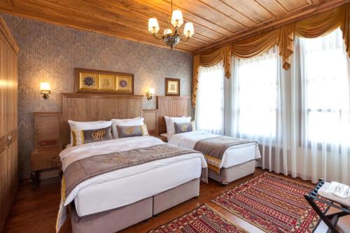 Un pat sau paturi într-o cameră la Ferman Konak Hotel-Special Category