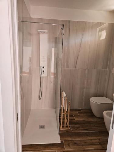 eine Dusche mit Glastür im Badezimmer in der Unterkunft Pescasubacquea in Crotone