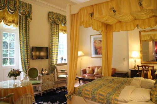 LåsbyにあるSophiendal Manorのベッドルーム1室(ベッド1台付)、リビングルームが備わります。