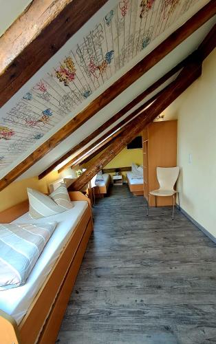 a room with beds and a ceiling with flowers at Schullandheim Neukirch Lausitz in Meyershäuser