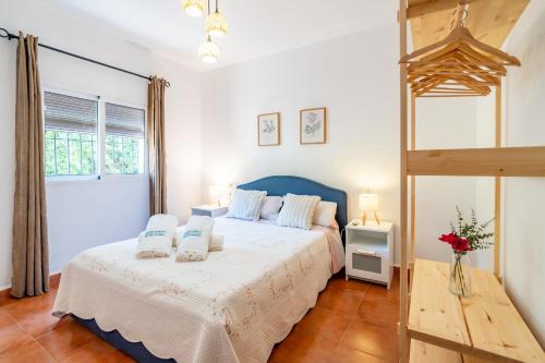 a bedroom with a bed with a blue headboard at Cubo's Charming House Las Millanas in Tolox
