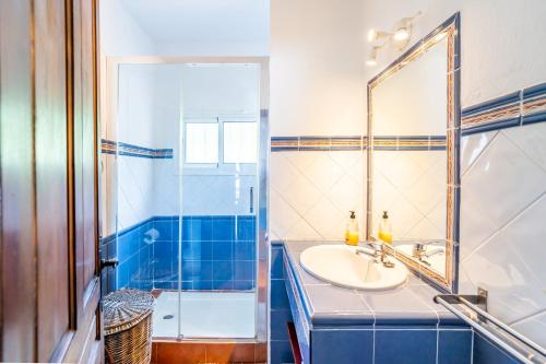 a bathroom with a sink and a mirror at Cubo's Charming House Las Millanas in Tolox