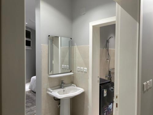 a bathroom with a sink and a mirror at The Mountain View in Al Namas in Al Namas