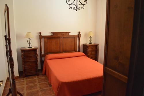 sypialnia z łóżkiem i 2 szafkami nocnymi w obiekcie Apartamentos Las Juanas w mieście El Bosque