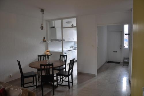 a dining room and kitchen with a table and chairs at Place Lund Studios in Lund